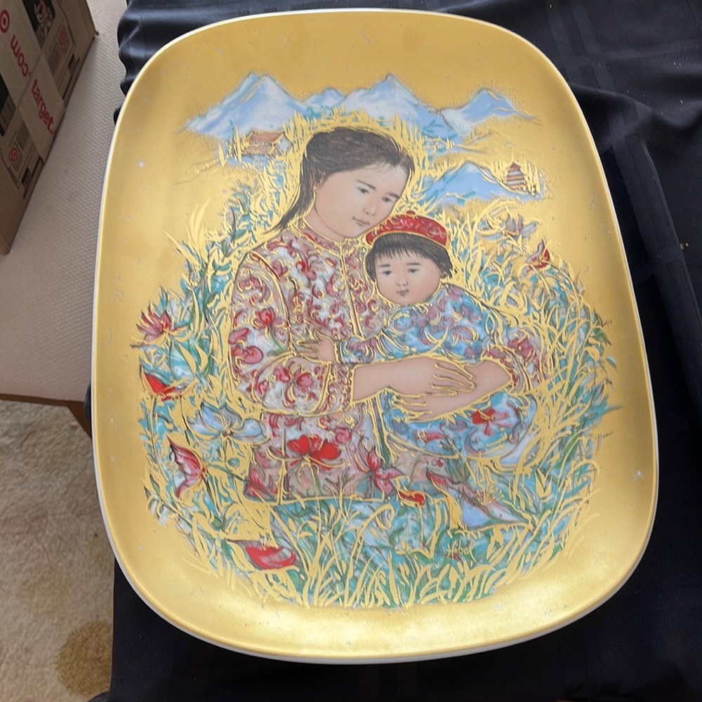 Edna Hibel Ovale plate